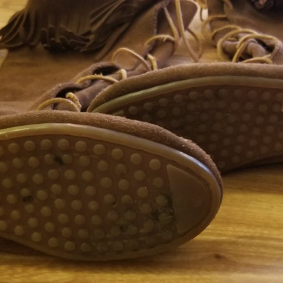 Size 8 Minnetonka Fringe Boots - Picture 3 of 4